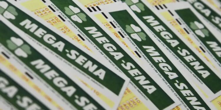 Bilhetes da Mega-Sena com fundo verde, destacando a possibilidade de um prêmio de R$ 15 milhões.