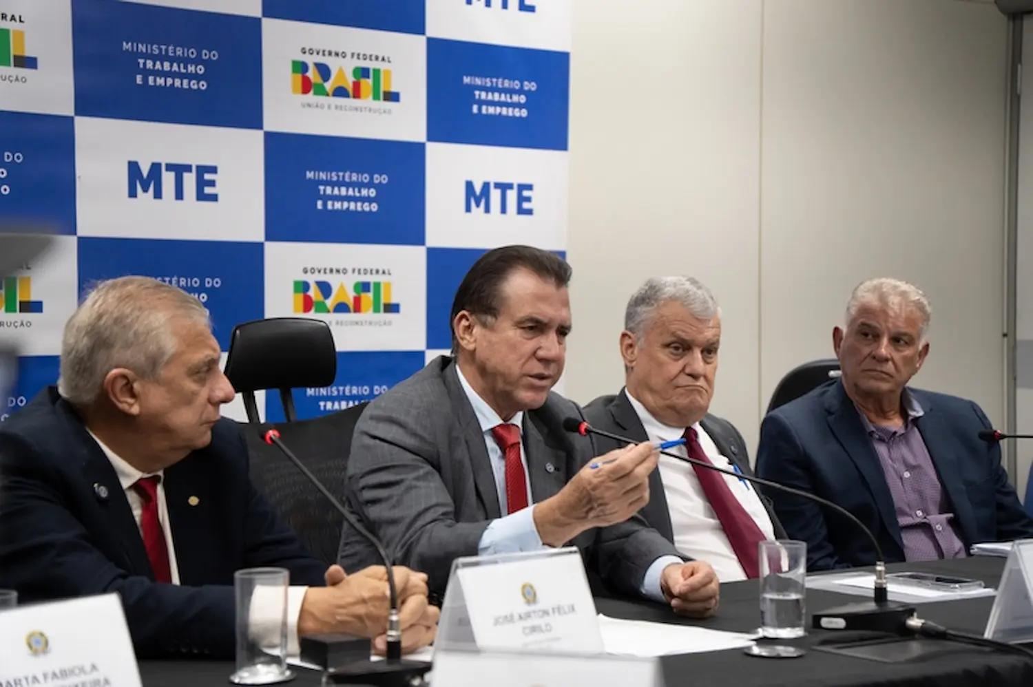 Ministro Luiz Marinho participa de reunião com representantes de taxistas no Ministério do Trabalho.
