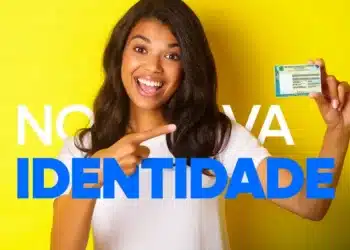 Pessoa sorrindo e segurando a nova Carteira de Identidade Nacional (CIN) com destaque para o mutirão de emissão em Viana.
