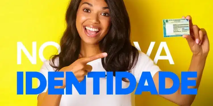Pessoa sorrindo e segurando a nova Carteira de Identidade Nacional (CIN) com destaque para o mutirão de emissão em Viana.