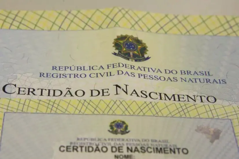 Certidão de nascimento em destaque, representando o mutirão de registro civil voltado à emissão de documentos básicos.