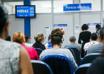 Pessoas aguardando atendimento para perícia médica do INSS, representando o mutirão nos dias 25 e 26 de abril.