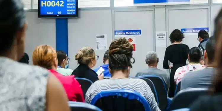 Pessoas aguardando atendimento para perícia médica do INSS, representando o mutirão nos dias 25 e 26 de abril.