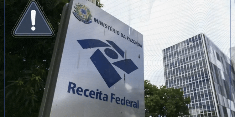 Placa de identificação da Superintendência da Receita Federal do Ministério da Fazenda em frente a edifício comercial, com ícone de alerta amarelo em destaque