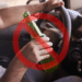 Mão masculina segura garrafa verde de cerveja atrás do volante com sinal vermelho de proibição sobreposto