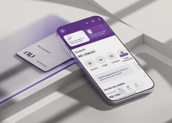 Nubank integra Pix débito e crédito - smartphone com cartão roxo do Nubank na tela e função de pagamento por aproximação