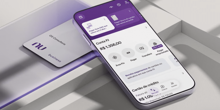 Nubank integra Pix débito e crédito - smartphone com cartão roxo do Nubank na tela e função de pagamento por aproximação