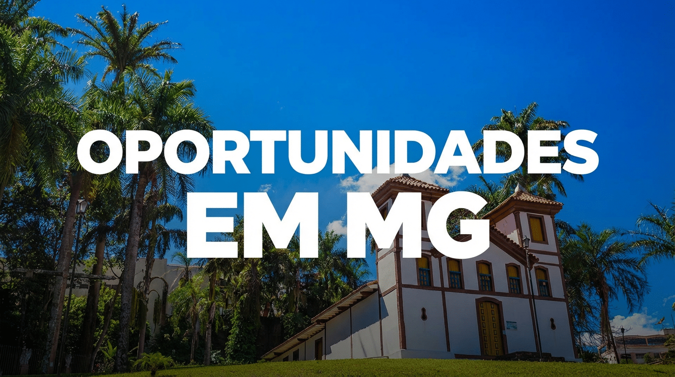 Casarão colonial branco com telhado em barro e janelas amarelas cercado por palmeiras sob céu azul em Minas Gerais