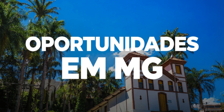 Casarão colonial branco com telhado cerâmico e janelas amarelas cercado por palmeiras imperiais sob céu azul em MG