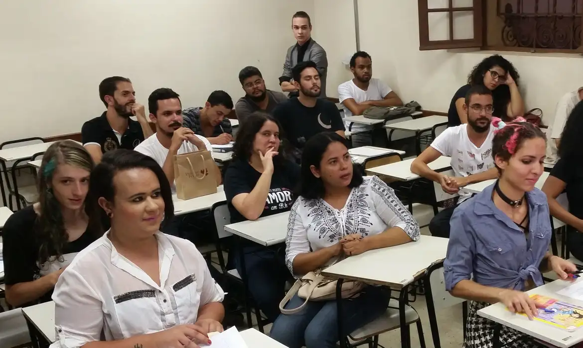 Candidatos sentados em sala de aula representando a realização das provas concurso policial da Câmara dos Deputados