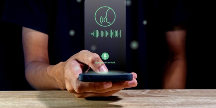 Pessoa utilizando um assistente de voz no WhatsApp para enviar uma mensagem de voz discretamente.