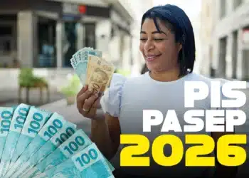 Pessoa sorrindo segurando notas de dinheiro representando o pagamento do PIS/Pasep 2026.
