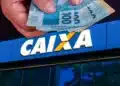 Logo da Caixa Econômica Federal com uma mão segurando notas de R$ 100, referindo-se ao pagamento de R$ 300 para CPFs com finais de 0 a 9.