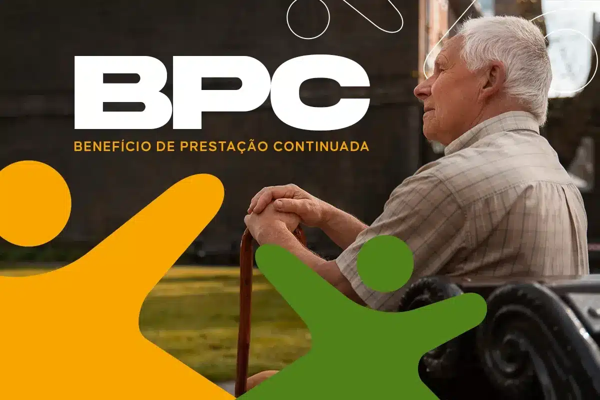 Homem idoso sentado em banco de praça apoiado em bengala com a sigla BPC em destaque