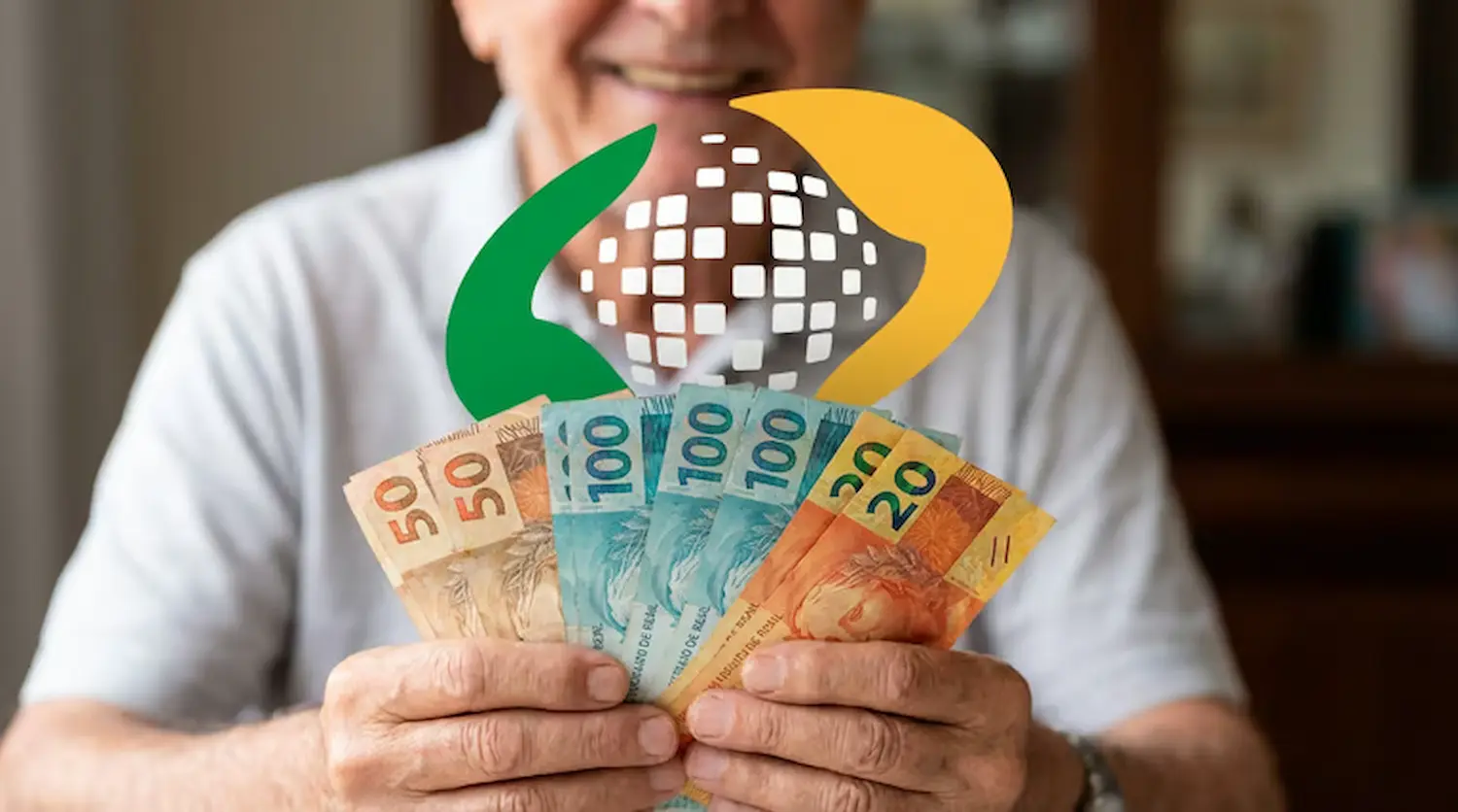 Aposentado sorrindo enquanto segura notas de R$ 50, R$ 100 e R$ 20, com o logo do INSS em destaque.