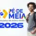 Jovem negro sorridente com mochila ao lado do logotipo do programa Pé-de-Meia 2026 a poupança do ensino médio