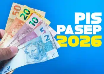 Trabalhador segurando notas de real representando o pagamento do PIS/Pasep liberado pelo governo em 2026.