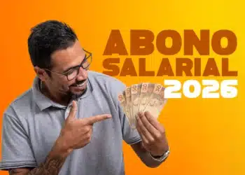 Homem sorrindo segurando notas de dinheiro com a legenda 'Abono Salarial 2026', anunciando os próximos pagamentos do PIS/Pasep
