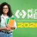 Estudante jovem negra com cabelos cacheados, óculos e mochila segura cadernos coloridos ao lado do logo Pé-de-Meia 2026.
