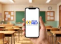 Estudante segurando celular com a conta do programa Pé-de-Meia aberta em sala de aula, representando o alerta do governo sobre o acesso à conta