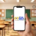Estudante segurando celular com a conta do programa Pé-de-Meia aberta em sala de aula, representando o alerta do governo sobre o acesso à conta
