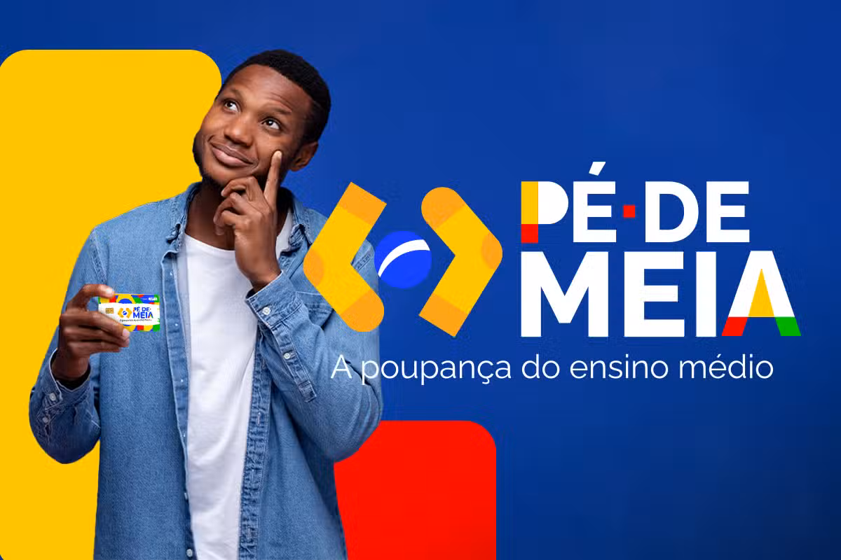 Imagem informativa de um aluno com o cartão do programa na mão, ilustrando os pagamentos do programa Pé-de-Meia em abril de 2026.