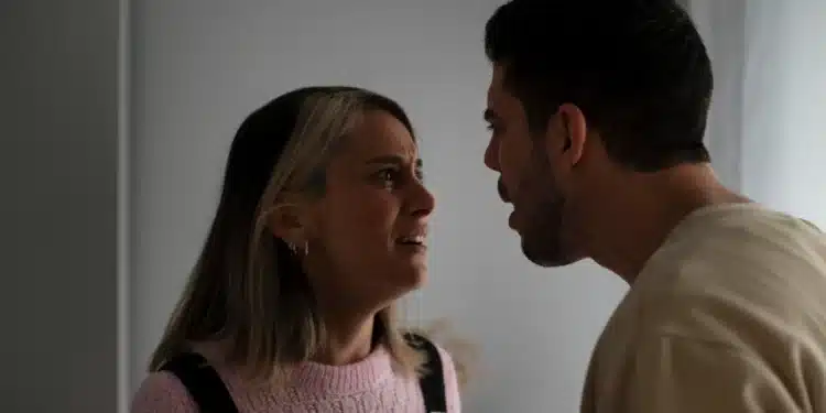 Imagem de casal discutindo intensamente, representando um relacionamento tóxico e comunicação negativa.