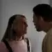 Imagem de casal discutindo intensamente, representando um relacionamento tóxico e comunicação negativa.