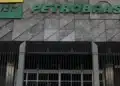 Fachada da sede da Petrobras com o logotipo da empresa.