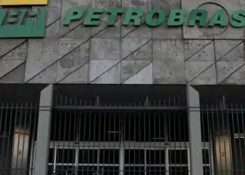 Fachada da sede da Petrobras com o logotipo da empresa.