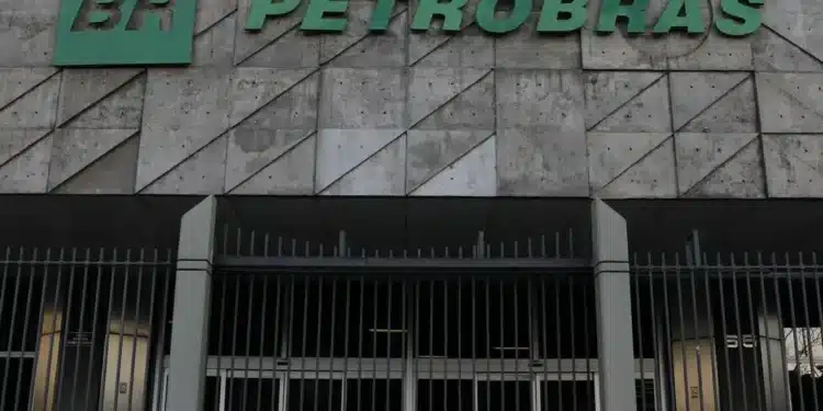 Fachada da sede da Petrobras com o logotipo da empresa.