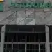 Fachada da sede da Petrobras com o logotipo da empresa.