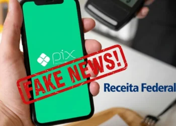 Celular exibindo Pix com aviso de fake news e referência à Receita Federal sobre fiscalização
