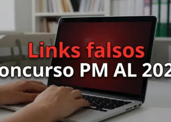 Homem utilizando notebook com aviso sobre links falsos relacionados ao concurso PM AL 2026