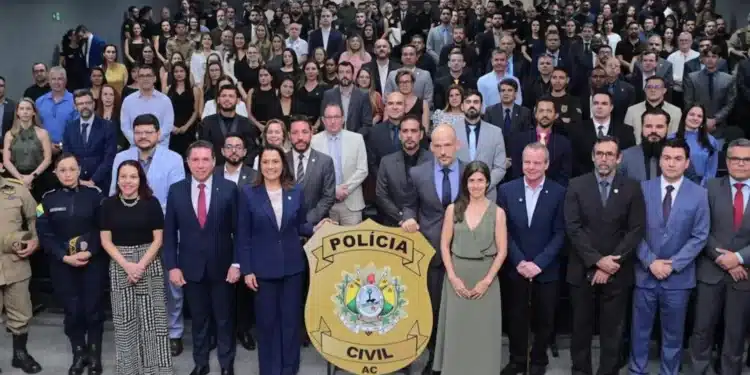 Autoridades e servidores durante posse do novo delegado-geral da Polícia Civil do Acre com anúncio de concurso para o interior.