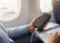 Passageiro usa power bank dentro de avião durante voo