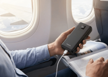 Passageiro usa power bank dentro de avião durante voo