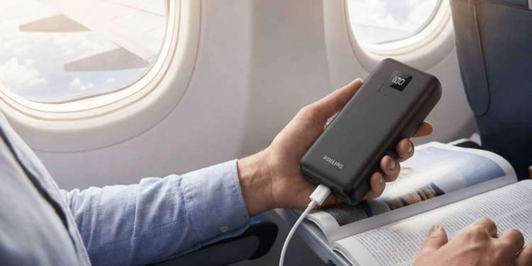 Passageiro usa power bank dentro de avião durante voo