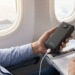 Passageiro usa power bank dentro de avião durante voo