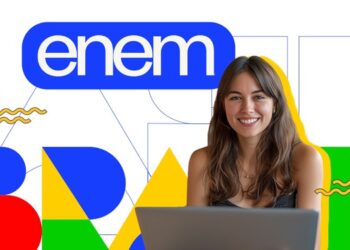 Preparação para o Enem 2026: estudante sorrindo em frente ao computador