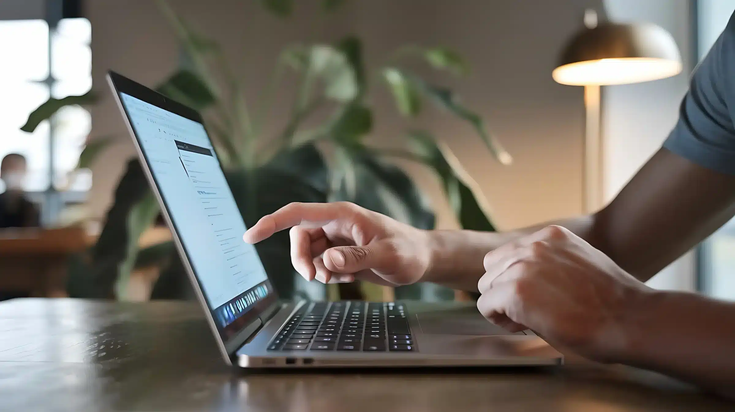 Pessoa utilizando laptop para realizar inscrição em processo seletivo da Prefeitura de Bocaiúva, MG.