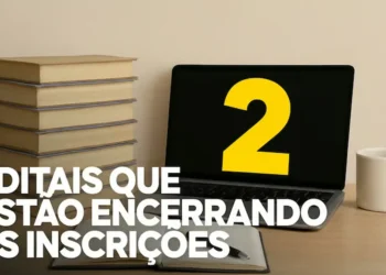 Imagem com livros e um laptop, destacando o número 2 em amarelo, representando os dois editais da Prefeitura de Brusque que encerram inscrições em breve, com salários de até R$ 22.439,04.