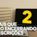 Imagem com livros e um laptop, destacando o número 2 em amarelo, representando os dois editais da Prefeitura de Brusque que encerram inscrições em breve, com salários de até R$ 22.439,04.