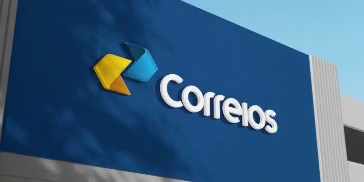 Letreiro 3D dos Correios em fachada azul com símbolo de setas amarela e azul e logotipo branco
