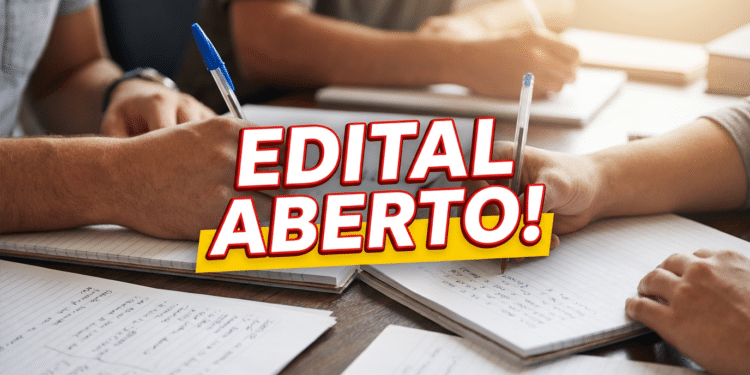 Mãos de estudantes escrevendo em cadernos sobre mesa de madeira com destaque vermelho "Edital Aberto!"