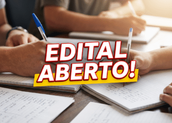 Candidatos estudam com canetas e cadernos sobre mesa de madeira, texto "Edital Aberto!" em destaque