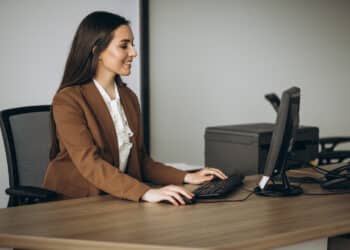 Profissional atuando como recepcionista em escritório representando vaga do processo seletivo da Prefeitura de Palmares do Sul RS