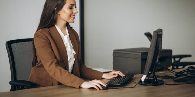 Profissional atuando como recepcionista em escritório representando vaga do processo seletivo da Prefeitura de Palmares do Sul RS