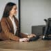 Profissional atuando como recepcionista em escritório representando vaga do processo seletivo da Prefeitura de Palmares do Sul RS