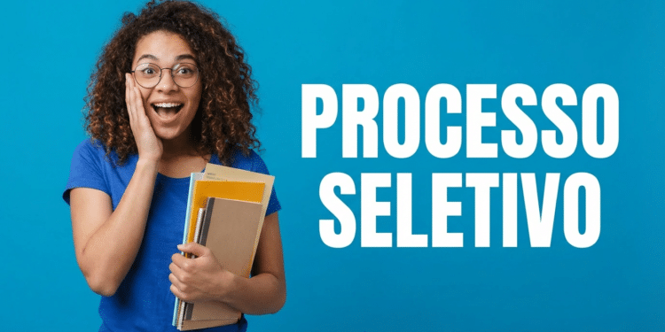 Jovem de cabelos cacheados, óculos e blusa azul segura cadernos ao lado do texto "Processo Seletivo" em fundo azul